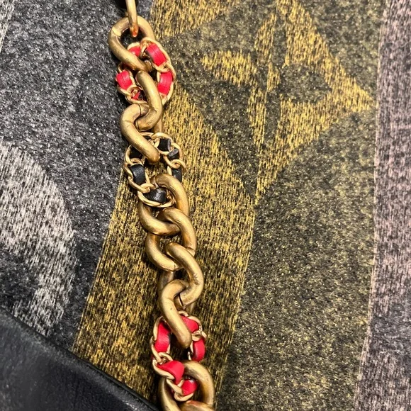 CC Black Quilted Leather Waist Bag - Picture 5 of 11